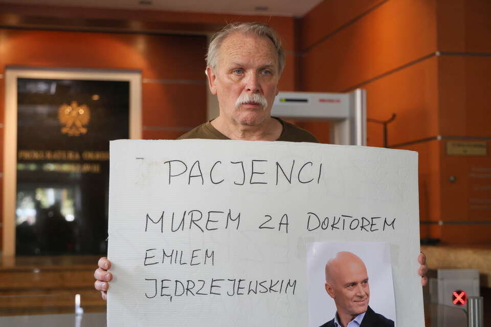 Adam Borowski z transparentem: "Pacjenci murem za doktorem Emilem Jędrzejewskim" w siedzibie Prokuratury Okręgowej w Warszawie / autor: PAP/Paweł Supernak