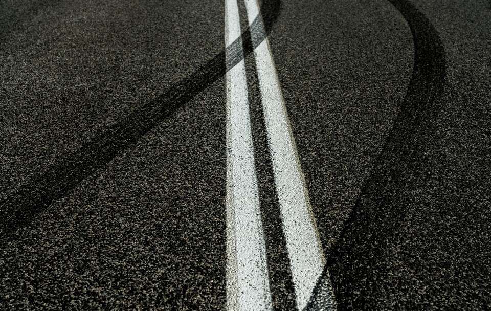 Zdjęcie ilustracyjne;  Ślady hamowania na asfalcie / autor: Fratria