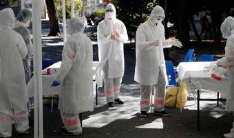 Francja: Czwarta fala pandemii może zepsuć letnie wakacje
