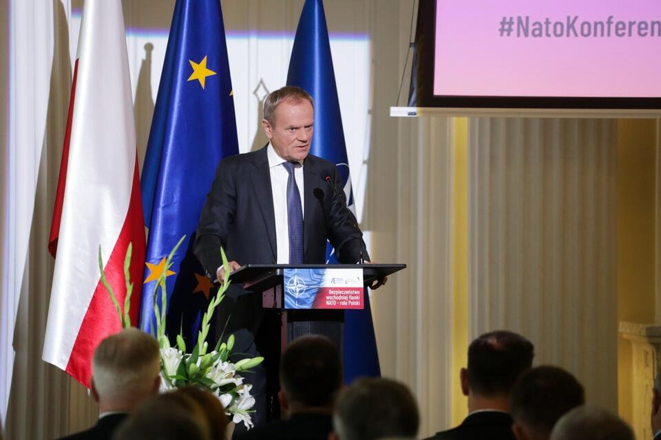 Przewodniczący PO Donald Tusk przemawia na międzynarodowej konferencji "Bezpieczeństwo wschodniej flanki NATO - rola Polski" w stołecznym Hotelu Belotto. / autor: PAP/Albert Zawada