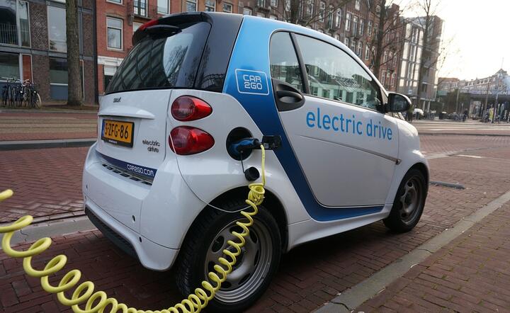 Elektryczne auto na ulicy Amsterdamu (Holandia). Czy tak będzie i u nas?, fot. Pixabay
