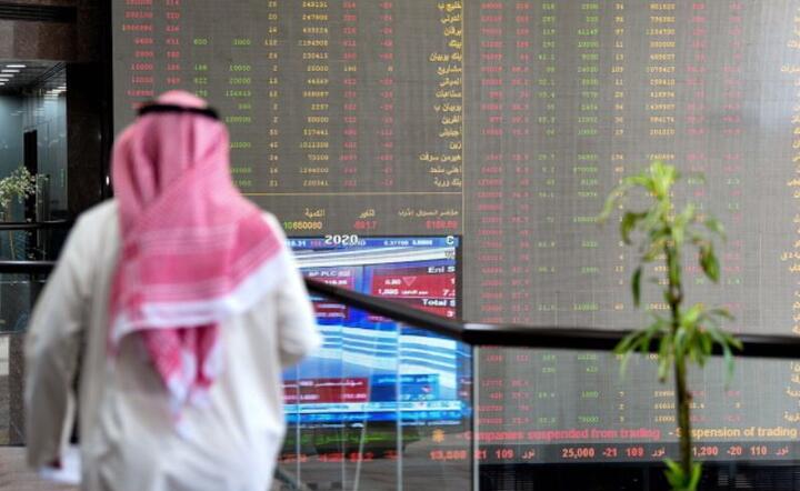 Ekrany pokazujące rozwój krajowego rynku akcji Boursa Kuwejt, w Kuwejcie / autor: PAP/EPA/NOUFAL IBRAHIM
