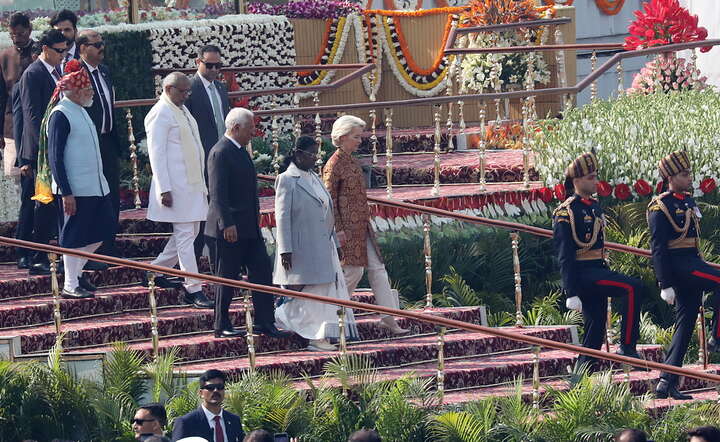 Szefowa KE Ursula von der Leyen (1), premier Indii Narendra Modi (CT - w białym stroju) i szef RE Antonio Costa na obchodach państwowego święta Indii w New Dehli / autor: PAP/EPA/HARISH TYAGI