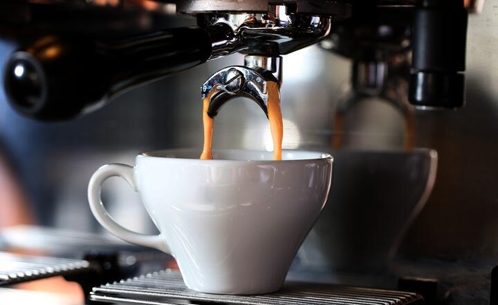 Te kawiarnie podają kawę z mocnym "prądem". Ma aż 53 proc.