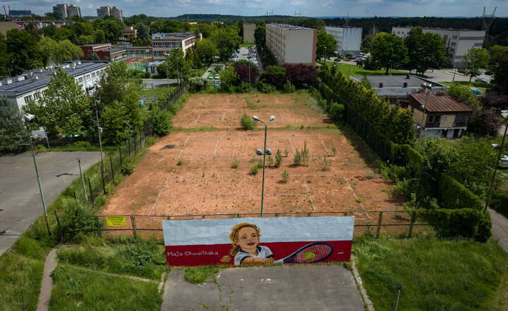 Widok niszczejących kortów tenisowych przy ul. Tysiąclecia na osiedlu Kasprzaka w Dąbrowie Górniczej i mural Mai Chwalińskiej / autor: PAP/Łukasz Gągulski