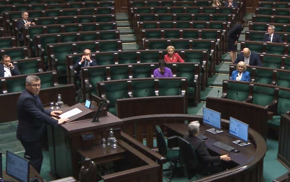 Poseł Zbigniew Kuźmiuk przedstawia stanowisko klubu PiS / autor: sejm.gov.pl