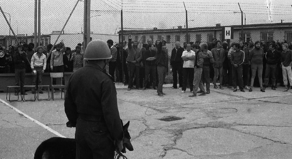 Protest internowanych opozycjonistów w ośrodku odosobnienia w Zakładzie Karnym w Kwidzynie, 14 sierpnia 1982 / autor: IPN
