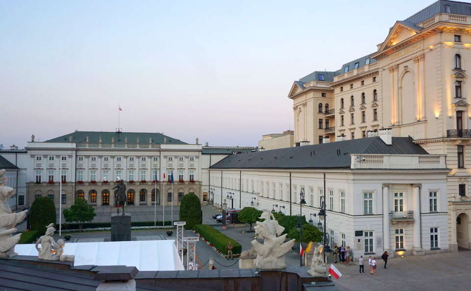 SONDAŻ. Sławomir Mentzen umacnia się na podium