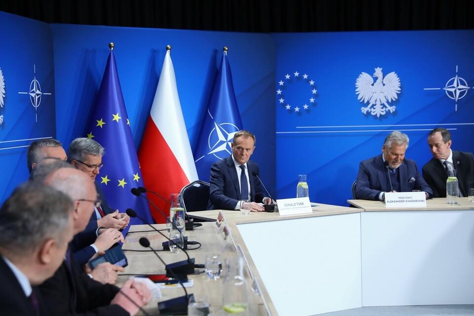 Donald Tusk podczas spotkania poświęconego bezpieczeństwu Polski / autor: PAP/Rafał Guz