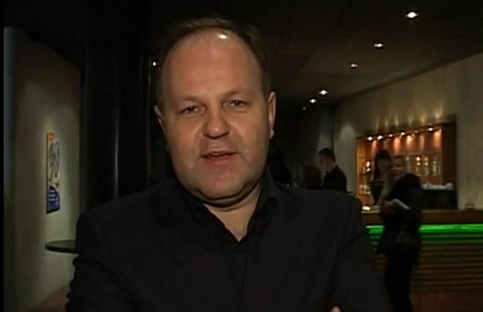 Tak. To jest ten ksiądz. Ksiądz Sowa. Jak zwykle incognito. Fot. Youtube.pl