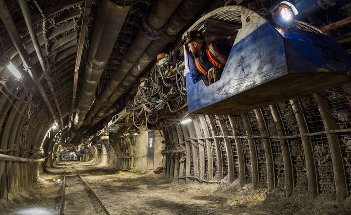 Kopalnia węgla. Transport kopalniany kolejką podwieszoną / autor: materiały prasowe JSW / fot. Dawid Lach