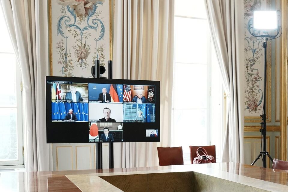 Na ekranie obraz z wirtualnego spotkania przywódców państw G7 / autor: PAP/EPA/Thibault Camus / POOL