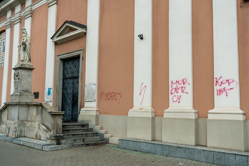 Zniszczona ściana kościoła Narodzenia NMP przy al. Solidarności w Warszawie / autor: Fratria