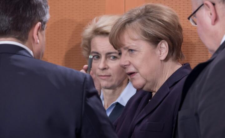 Kanclerz Niemiec Angela Merkel i szefowa resortu obrony Ursula von der Leyen na posiedzeniu rządu w Berlinie, fot. PAP/EPA/MICHARL KAPPELER