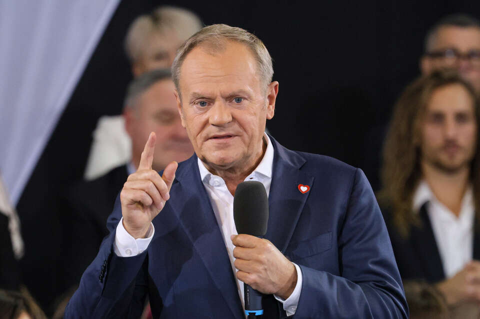 remier Donald Tusk (C) przemawia podczas konwencji Koalicji Obywatelskiej w Hali Sportowej OSIR w Warszawie, 12 bm. / autor: PAP/Paweł Supernak