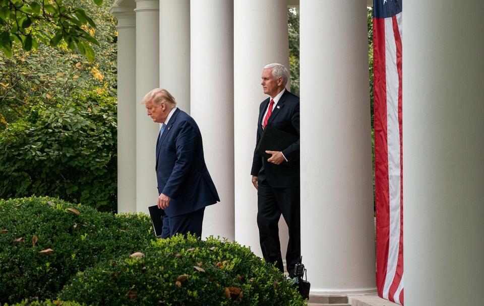 Prezydent USA Donald Trump i wiceprezydent Mike Pence / autor: 	PAP/EPA/Ken Cedeno / POOL