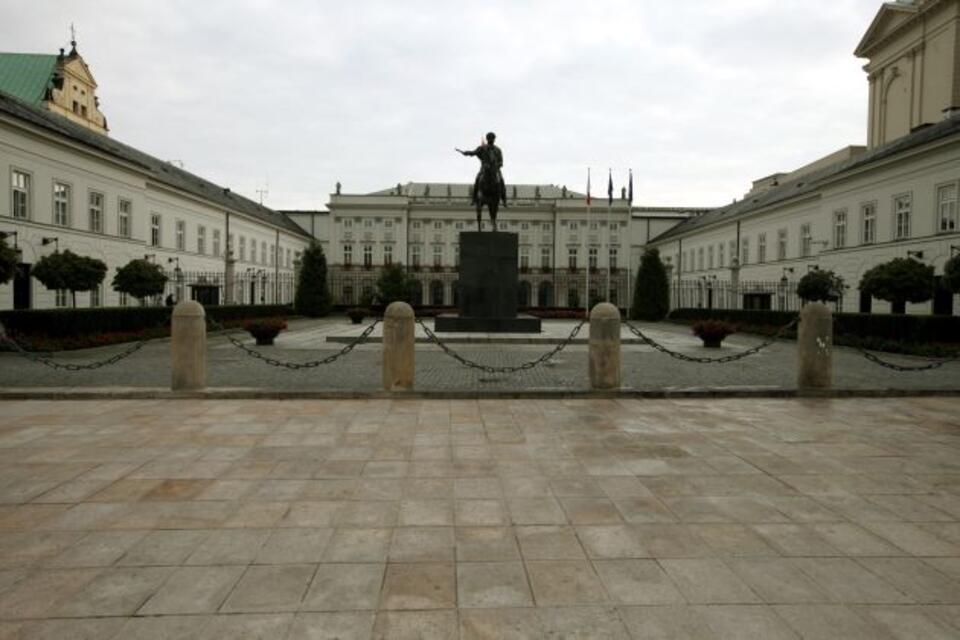 "Niedawno, bo w w 1965 r. nastąpiły przenosiny na obecne  miejsce pomnika ks. Józefa Poniatowskiego Bertela Thorvaldsena, sprzed Pomarańczarni w Łazienkach Królewskich – sam żyję na tyle długo, aby pamiętać pomnik w poprzedniej lokalizacja".