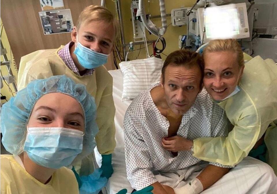 A undated, recent handout photo made available by Russian opposition leader Alexei Navalny via his Instagram site shows Navalny (2-R) at his Charite hospital bed where he is hospitalized in Berlin, Germany, 15 September 2020 / autor: PAP/EPA