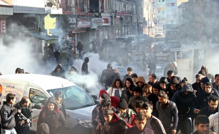 Demonstracje kurdyjskiej opozycji po rozpoczęciu ofensywy sił tureckich przeciw oddziałom PKK, wlaczącym o niepodległość Kurdystanu. To tylko jeden z elementów tureckiej geografii konfliktów, fot.PAP/EPA/ 