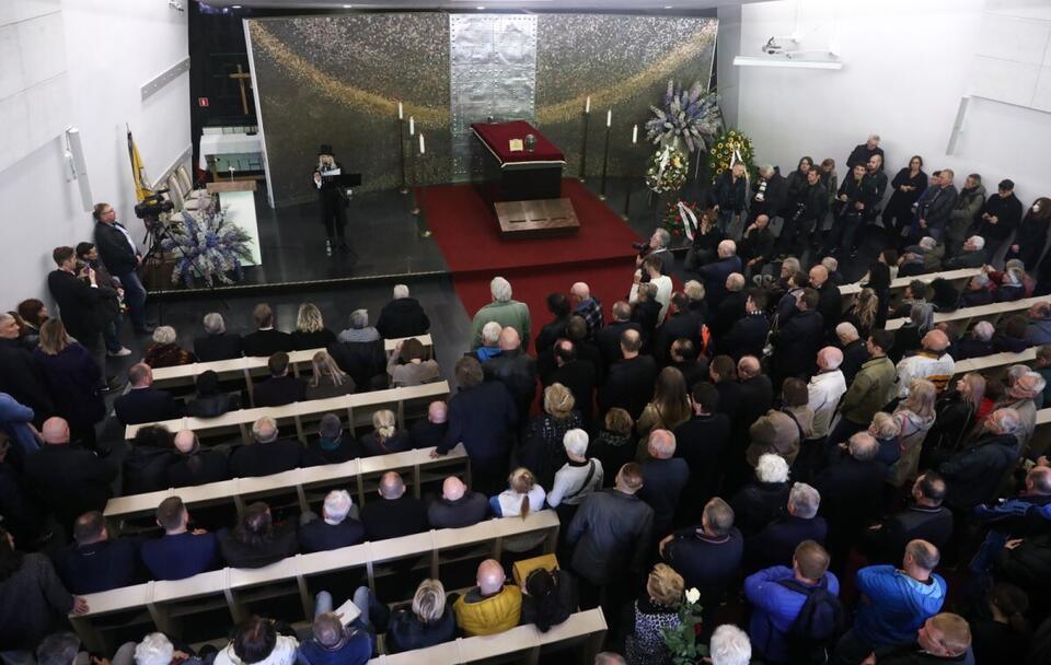 Uroczystości pogrzebowe Jerzego Urbana na Cmentarzu Wojskowym na Powązkach w Warszawie / autor: PAP/Tomasz Gzell