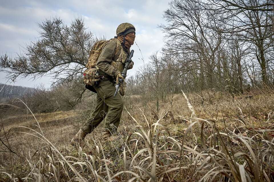 Na zdj. żołnierz Gwardii Narodowej Ukrainy podczas ćwiczeń w obwodzie charkowskim / autor:  PAP/EPA