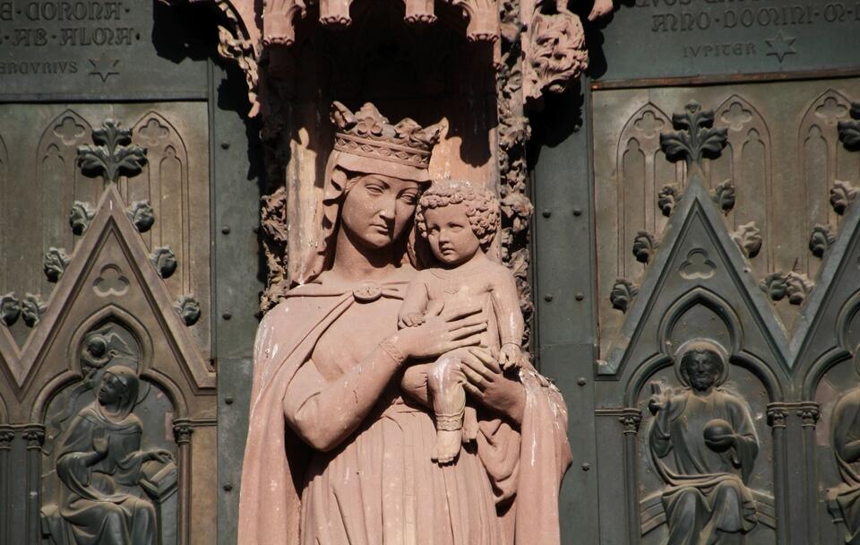 Matka Boza z dzieciatkiem, detal z katedry Notre Dame w Strasburgu / autor: Fratria