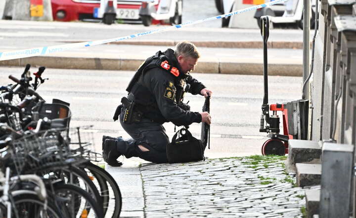 Saper-antyterrorysta szwedzkiej policji na miejscu akcji z granatem na Starym Mieście w Sztokholmie / autor: PAP/ EPA/Claudio Bresciani