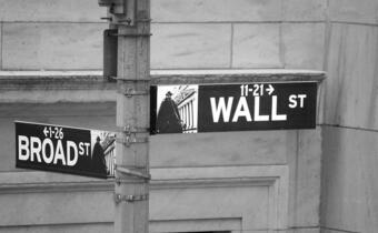Wall Street zaczyna reagować na tańsze surowce
