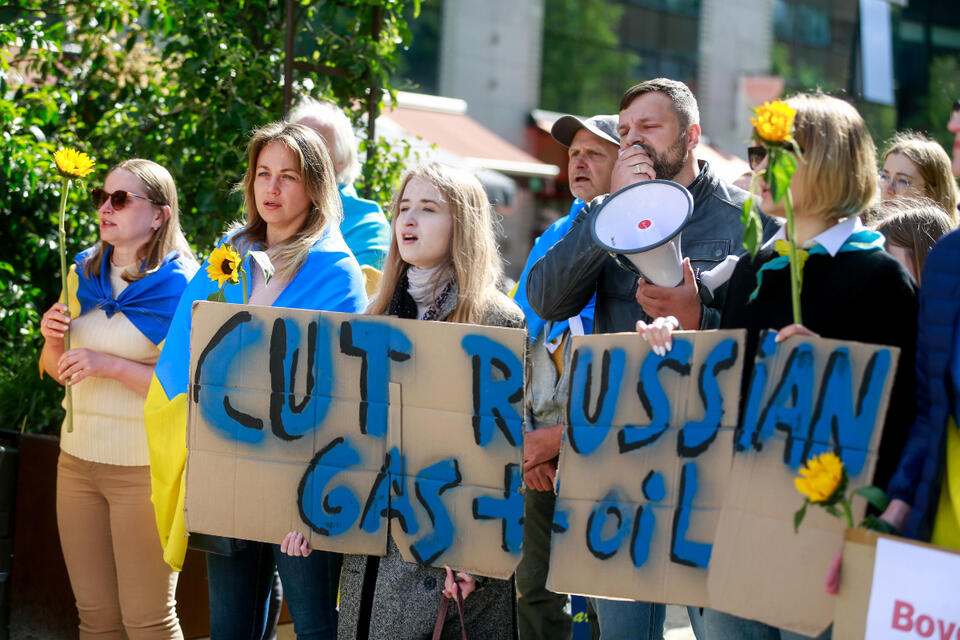 Grupa ukraińskich protestujących wzywających do bojkotu rosyjskich surowców. / autor: PAP/EPA