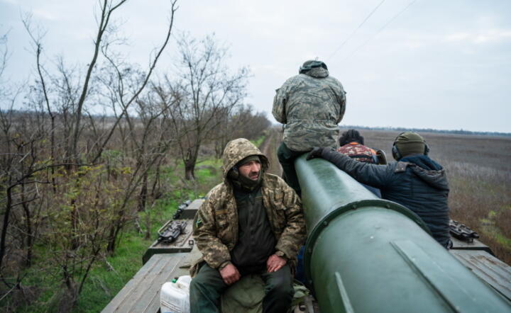 Ukraińscy żołnierze strzelają z haubicy 2S7 Pion na stanowiskach bojowych w obwodzie chersońskim, 9 bm. / autor: PAP/Viacheslav Ratynskyi