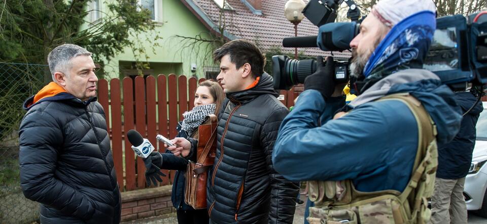 Władysław Frasyniuk rozmawia z dziennikarzami przed swoim domem we Wrocławiu po powrocie z przesłuchania / autor: PAP/Maciej Kulczyński