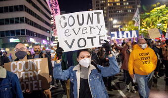 Tłum zwolenników Trumpa przed centrum wyborczym w Phoenix
