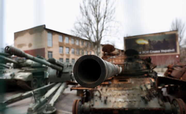 wystawa zniszczonego rosyjskiego sprzętu wojskowego w Krzywym Rogu na Ukrainie / autor: fotoserwis PAP