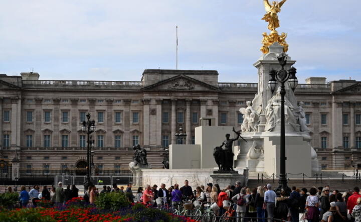 Tłumy gromadzą się przed Pałacem Buckingham po pogrzebie królowej Elżbiety II, 20.09 / autor: PAP/EPA/ANDY RAIN