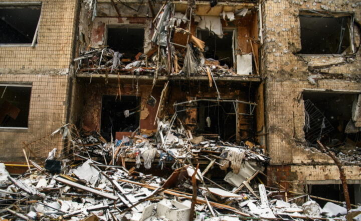 Zniszczenia w budynku mieszkalnym uszkodzonym w wyniku rosyjskiego ataku rakietowego, 3 bm. w Kijowie. / autor: PAP/Vladyslav Musiienko
