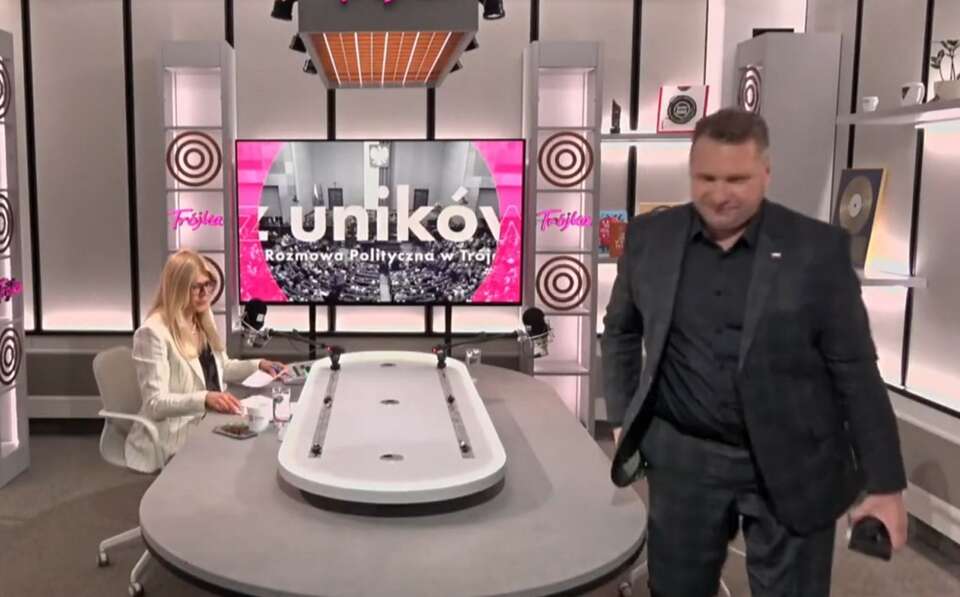 Poseł Czarnek wychodzi ze studia / autor: YT: PolskieRadio24_pl