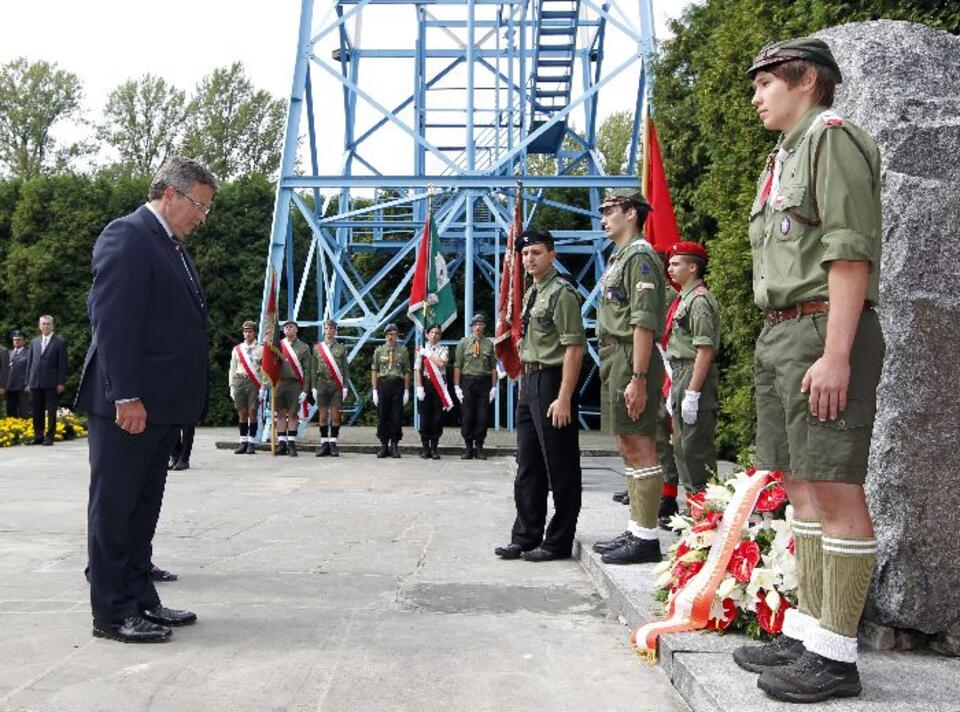 Prezydent Komorowski wziął udział w uroczystym apelu harcerskim u stóp Wieży Spadochronowej w Katowicach. Fot. PAP/Andrzej Grygiel