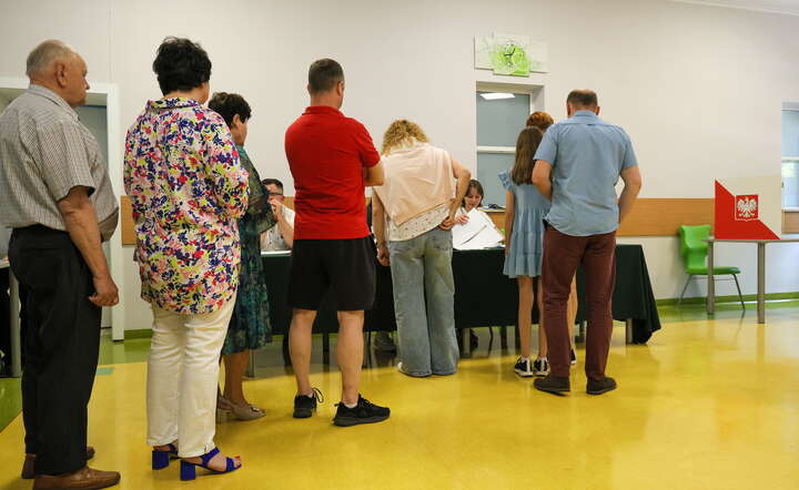 Głosowanie w jednym z lokali wyborczych w Otwocku / autor: PAP / Paweł Supernak