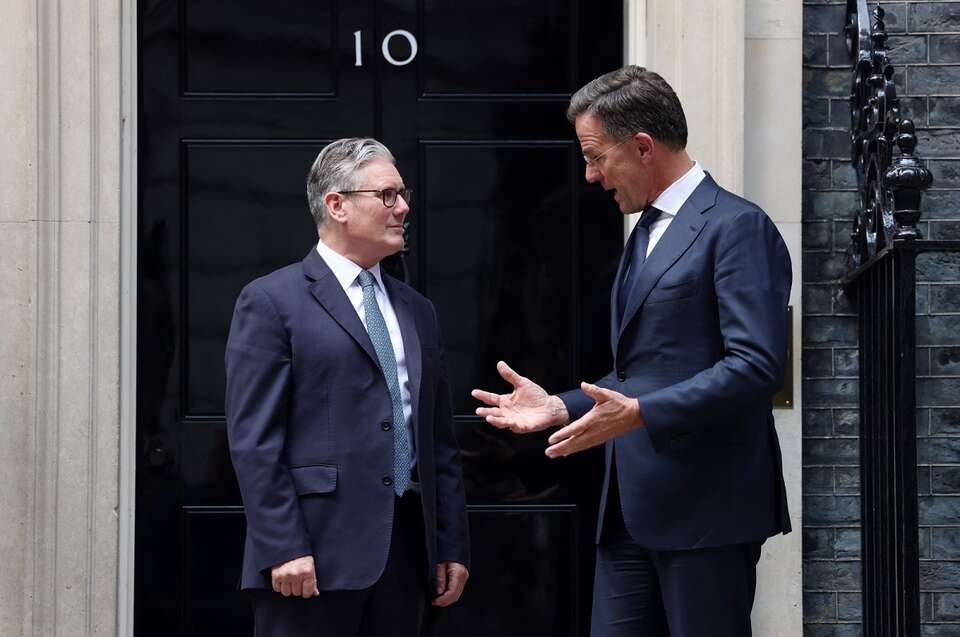 Brytyjski premier Keir Starmer, sekretarz generalny NATO Jens Stoltenberg / autor: PAP/EPA