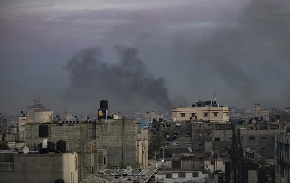 Dym nad Khan Yunis po izraelskich nalotach w południowej Strefie Gazy / autor: PAP/EPA/HAITHAM IMAD
