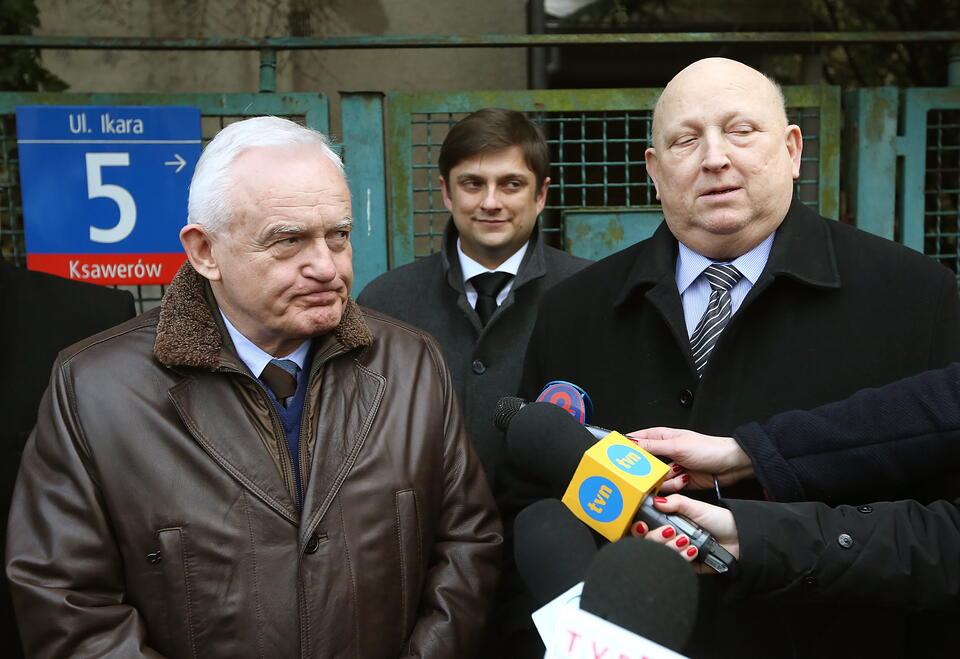 Leszek Miller i Józef Oleksy rozmawiają z dziennikarzami po spotkaniu z Wojciechem Jaruzelskim,  PAP/Tomasz Gzell