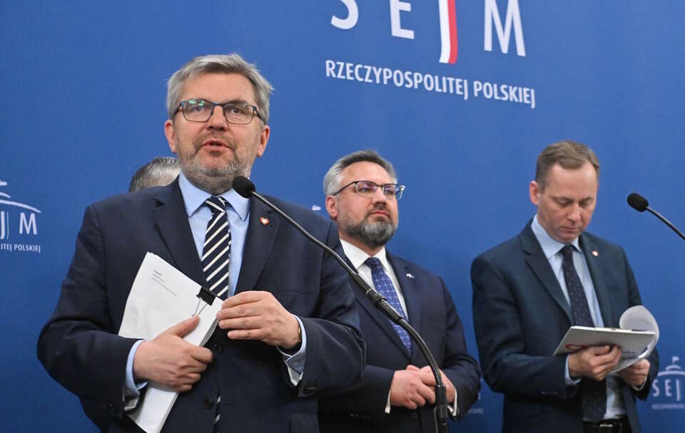 Przewodniczący klubu parlamentarnego KO Zbigniew Konwiński, sekretarz klubu KO Jarosław Urbaniak i przewodniczący KP Centrum Mirosław Suchoń na konferencji ws. wniosku o Trybunał Stanu dla Zbigniewa Ziobry. / autor: PAP/Piotr Nowak