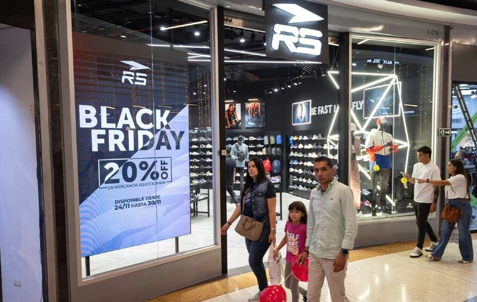 Ile amerykańscy konsumenci wydali na zakupy w Black Friday? / autor: PAP/EPA/Ronald Pena R