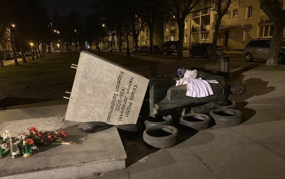 Przewrócony pomnik ks. Henryka Jankowskiego w Gdańsku / autor: Twitter/Tomasz Sekielski