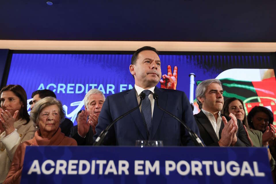Luis Montenegro, szef centroprawicowego Sojuszu Demokratycznego (AD), który wczoraj wygrał w wyborach parlamentarnych w Portugalii / autor: PAP/EPA/TIAGO PETINGA