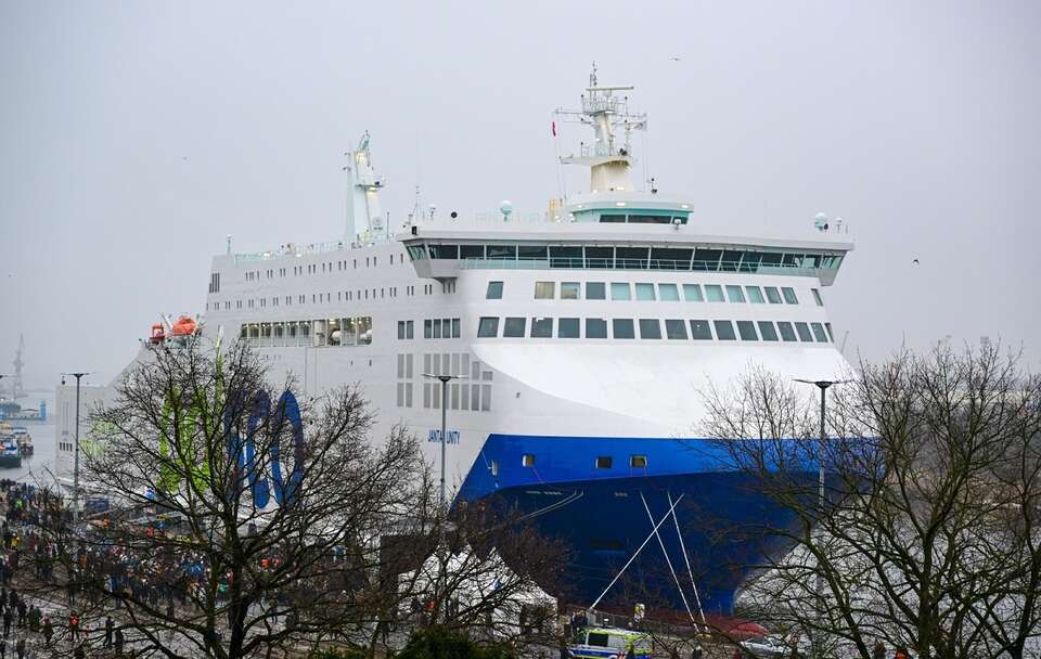 Prom „Jantar Unity”, zacumowany do odrzańskiego nabrzeża w Szczecinie został uroczyście ochrzczony. / autor: PAP/Marcin Bielecki