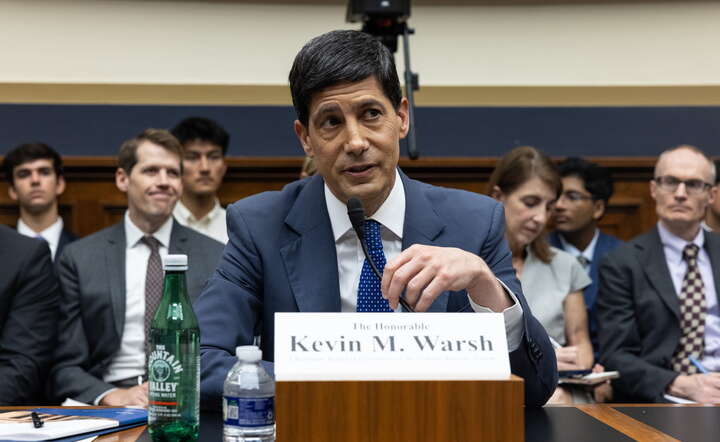 Prezes Rezerwy Federalnej Kevin Warsh w trakcie wtorkowego wystąpienia w Kongresie USA / autor: PAP/EPA/ANNA ROSE LAYDEN