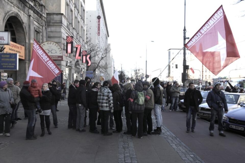 Lewackie zgromadzenie pod zbrodniczym znakiem czerwonej gwiazdy na ulicach Warszawy 11 listopada.  Zdjęcie nadesłane przez naszego czytelnika Pana Jędrzeja