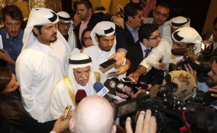 Saudyjski Minister Ropy i Surowców Ali al-Naimi z dziennikarzami, ogłasza wyniki uzgodnień z Rosją w sprawie poziomu wydobycia ropy, fot. PAP/EPA/STR