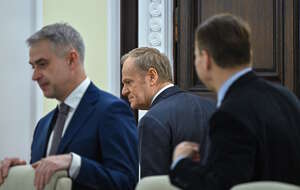 Na zdjęciu Donald Tusk, Krzysztof Gawkowski oraz Radosław Sikorski / autor: PAP/Piotr Nowak